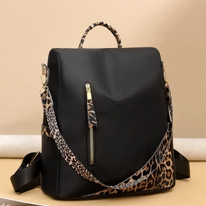 Sac à dos femme en tissu oxford noir avec détails imprimé léopard et fermetures éclair dorées