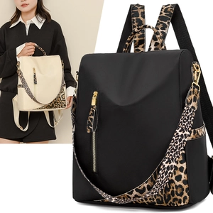 Détail du sac à dos en nylon imperméable avec bretelles élégantes à imprimé léopard