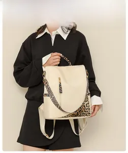 Détail d'un sac à dos oxford crème élégant avec bretelles léopard et poche antivol pratique