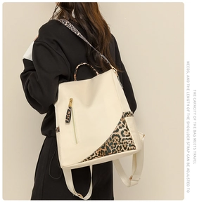 Vue arrière d'un sac à dos beige avec bretelles et détails léopard portés par un mannequin