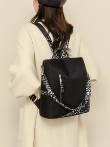 Vue arrière du sac à dos antivol noir avec détails de bandoulière à imprimé léopard chic