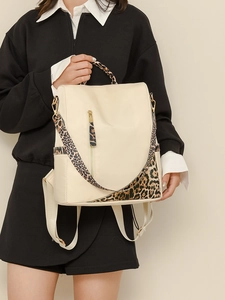 Détail d'un sac à dos Oxford crème avec bretelles léopard et design antivol élégant