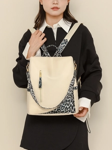 Détails du sac à dos oxford crème élégant avec bretelles et finitions à motif léopard