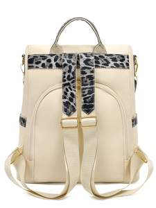 Détail du sac à dos beige en oxford avec bretelles léopard et boucles dorées