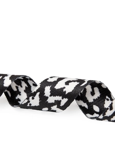 Gros plan sur la bandoulière en nylon à motif animalier pour sac à dos décontracté