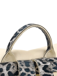 Détail du tissu à imprimé léopard et des coutures sur la poignée d'un sac à dos