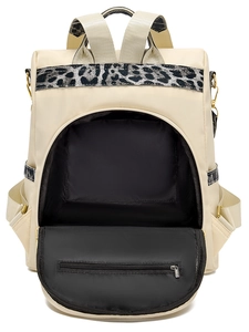 Détail du sac à dos antivol en nylon beige avec sangle léopard et ouverture arrière zippée