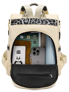 Détails de l'intérieur d'un sac à dos beige en nylon avec grande capacité et imprimé léopard