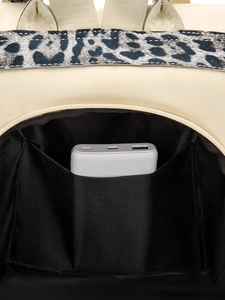 Détail de la poche intérieure du sac à dos beige montrant la profondeur de rangement