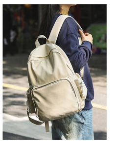 Detailansicht eines beige Segeltuch-Rucksacks mit geräumigen Taschen für den Alltag