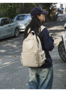 Minimalistischer beiger Freizeitrucksack mit großer Fronttasche für den Stadtpendler