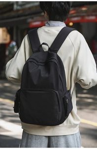 Minimalistischer schwarzer Rucksack für Studenten mit gepolsterten Gurten und großem Fach