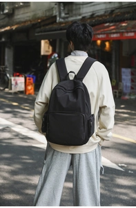 Minimalistischer schwarzer Rucksack für Pendler mit breiten Gurten und Seitentasche