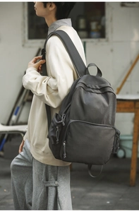 Dunkelgrauer wasserfester Rucksack an Herrenmodel mit großem Fach und Seitentaschen