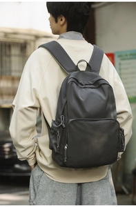 Detail eines dunkelgrauen Freizeitrucksacks mit mehreren Taschen und mattem Nylon