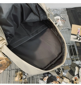 Draufsicht auf das geräumige Innenfach eines cremeweißen minimalistischen Rucksacks