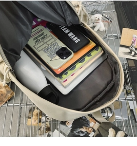 Draufsicht auf den beigefarbenen Canvas-Rucksack mit großem Stauraum für Tablets und Bücher