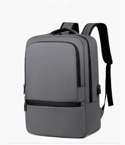 Détail du sac à dos professionnel gris avec port de chargement USB externe