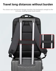 Détail du sac à dos d'affaires montrant le dos en maille respirante et la sangle de valise
