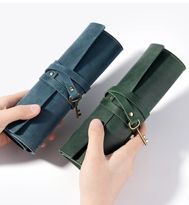 Detail von Vintage-Rollmäppchen aus Crazy-Horse-Leder mit Schlüsselanhängern und Nähten