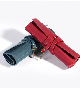Detailansicht der Vintage Leder-Stifterollen mit Bindegurt und antiken Schlüsselanhängern