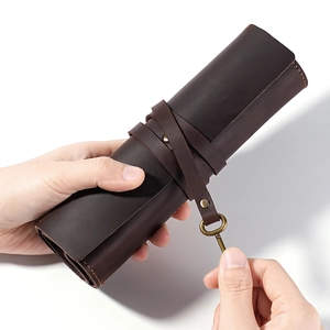 Vintage Stifterolle aus dunkelbraunem Crazy-Horse-Leder mit Retro-Schlüsselanhänger