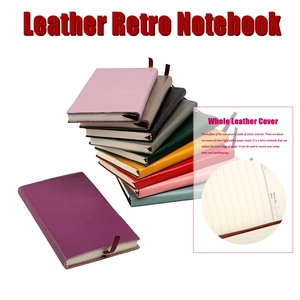 Collection de carnets en cuir rétro empilés en rose, marron, vert et violet