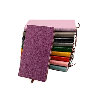 Vue détaillée de carnets B5 en cuir véritable multicolores avec texture litchi et marque-pages