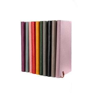 Vue détaillée des carnets B5 en cuir avec texture grainée et marque-pages en ruban assortis