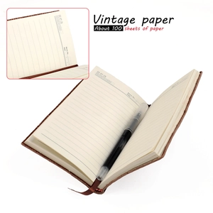 Détail des pages intérieures du carnet B5 en cuir avec marque-page et stylo gel noir