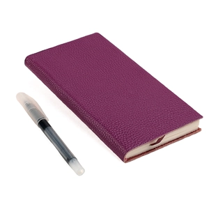 Détail du carnet B5 en cuir grainé violet avec marque-page et stylo inclus