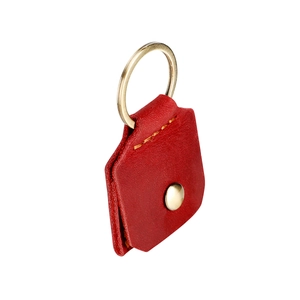 Détail de la pochette à bijoux en cuir rouge avec anneau bronze et couture jaune