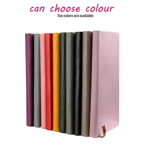 Présentation verticale de carnets B5 en cuir en dix couleurs avec texture grainée