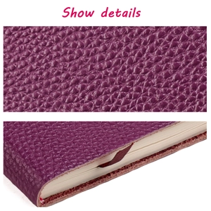Vue macro de la couverture en cuir litchi violet et du ruban marque-page