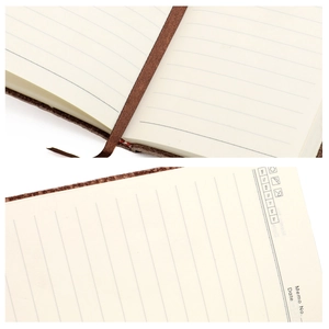 Détail d'un carnet B5 en cuir montrant les pages lignées et un ruban marque-page brun