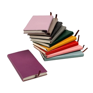 Vue détaillée de carnets B5 en cuir coloré avec couvertures texturées et marque-pages