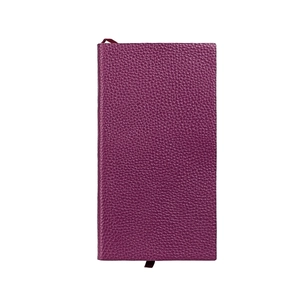 Carnet B5 en cuir magenta avec grain litchi et ruban marque-page en vue verticale