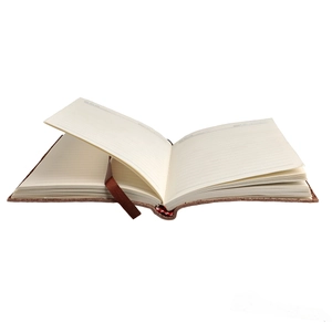 Détail du carnet B5 en cuir avec papier crème ligné et ruban marque-page