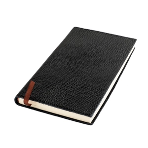 Détail du carnet B5 en cuir avec texture litchi noire et marque-page ruban marron