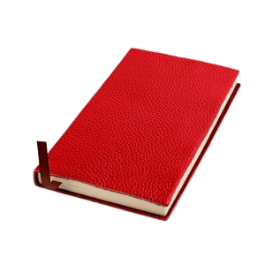 Vue détaillée du carnet B5 en cuir rouge à grain de litchi avec marque-page en ruban