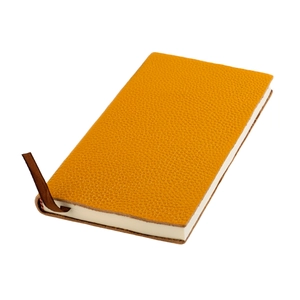 Gros plan détaillé du carnet de bureau B5 avec cuir grainé jaune et un marque-page en tissu