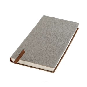 Vue détaillée du carnet B5 en cuir avec texture litchi grise et ruban marque-page en soie