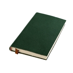 Détail d'un carnet B5 en cuir vert foncé avec grainage litchi et marque-page en soie