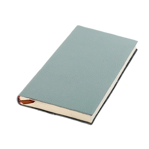Détail du carnet B5 gris-bleu clair en cuir avec texture fine et marque-page en soie