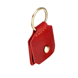 Étui porte-clés en cuir rouge avec anneau doré et fermeture à bouton-pression