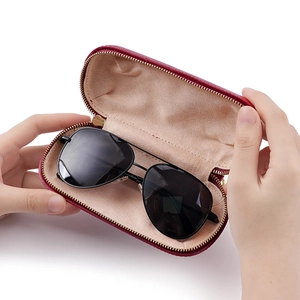 Handgefertigtes Leder-Sonnenbrillen-Etui in Weinrot mit Pilotenbrille aus Metall