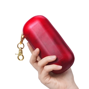 Handgefertigtes rotes Brillenetui aus pflanzlich gegerbtem Leder mit goldenem Karabiner