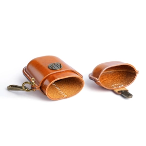 Vintage braunes Lederetui für kabellose Kopfhörer mit Retro Bronze Metallhaken
