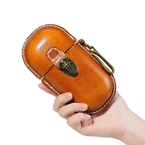 Handgehaltenes Vintage Brillenetui aus echtem Leder in Braun mit Metallverschluss