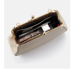 Vue intérieure du sac en cuir crème montrant l'espace pour téléphone et rouge à lèvres